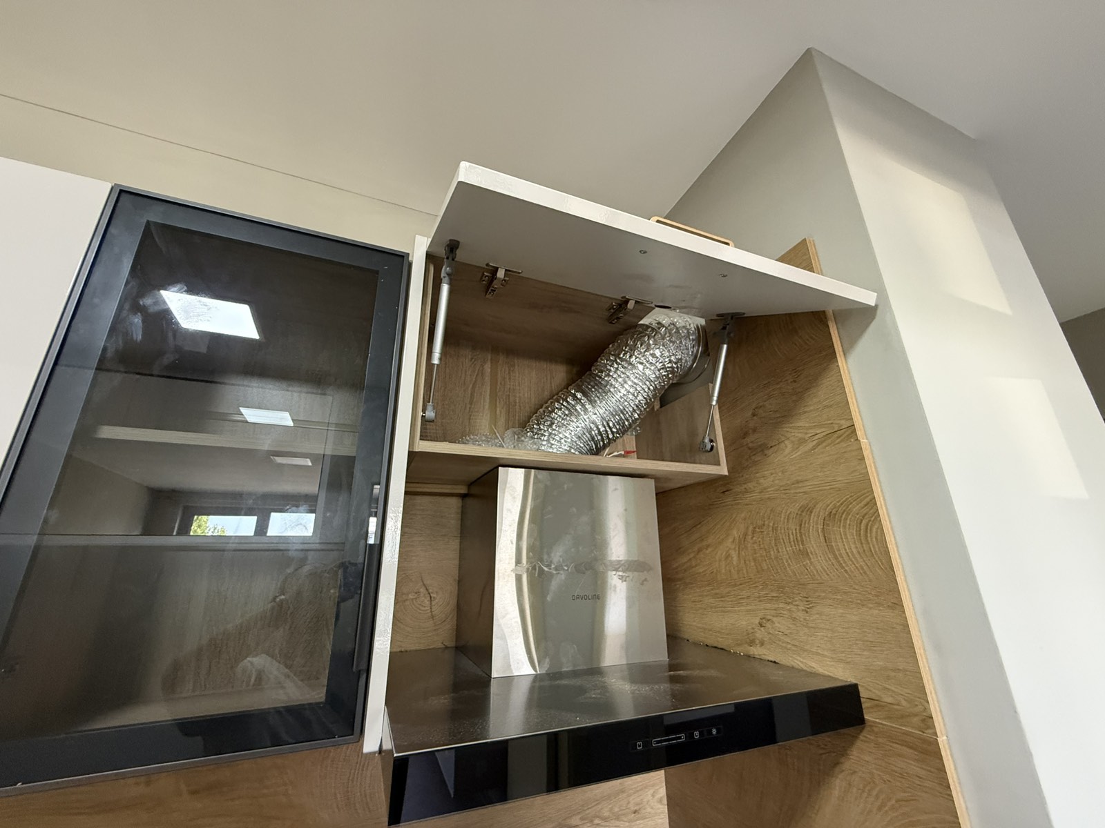 Монтирана кухня с абсорбатор